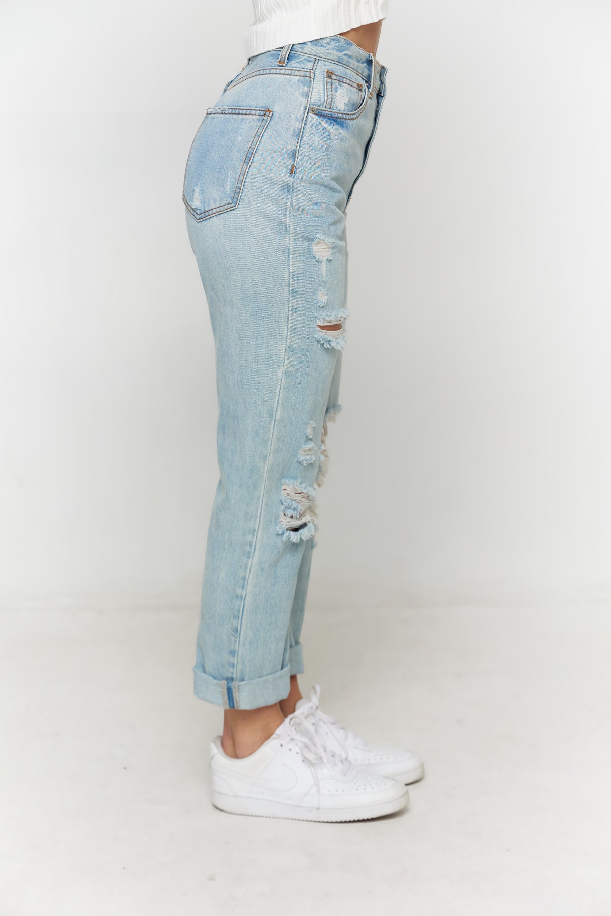 DISTRESSED DENIM JEANS