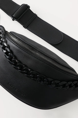 DETAIL IMAGE OF BLACK CHAIN LINK FANNY PACK