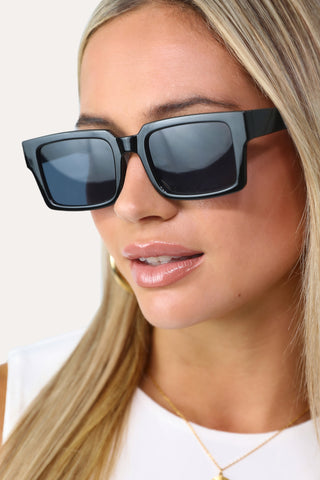 Model wearing the Romy and Michele black sunglasses.