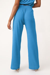  Model wearing the Liber-Tea blue pant.