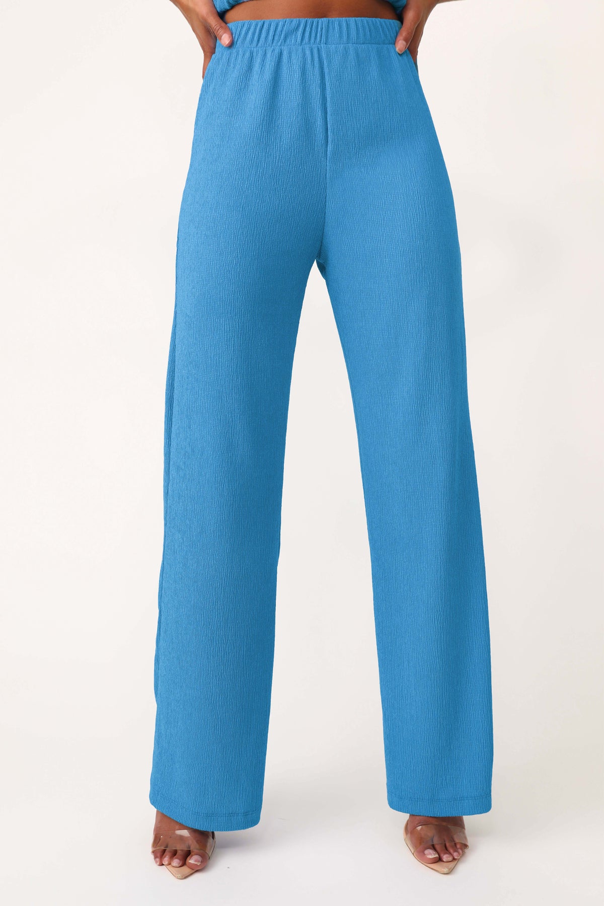  Model wearing the Liber-Tea blue pant.