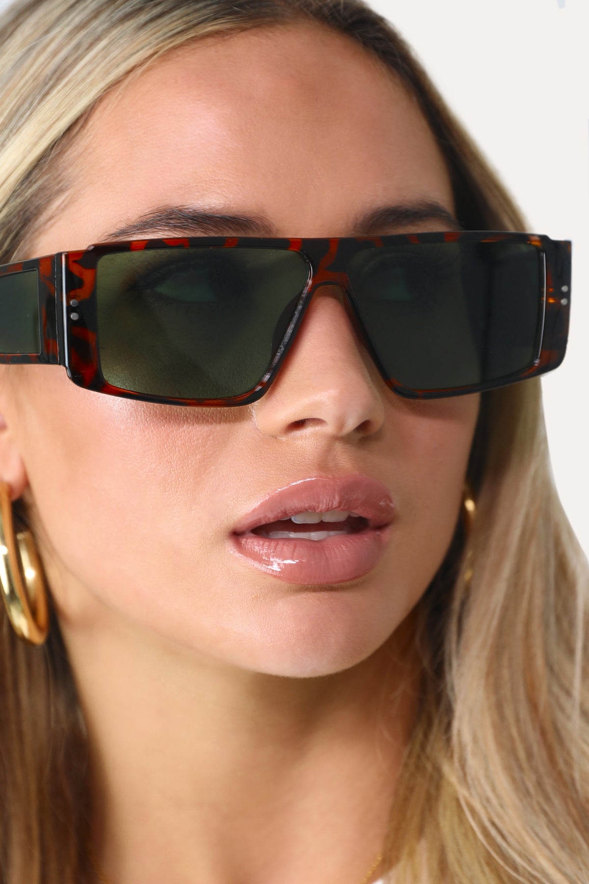 Model wearing The Junie Tortoise square frame sunglasses.