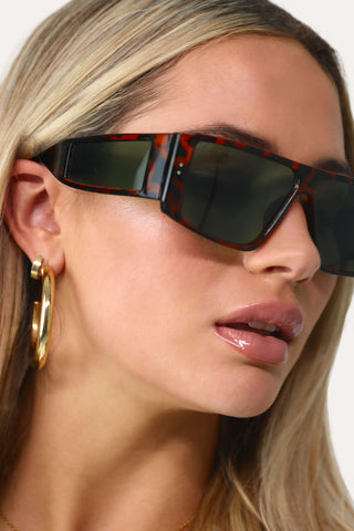 Model wearing The Junie Tortoise square frame sunglasses.