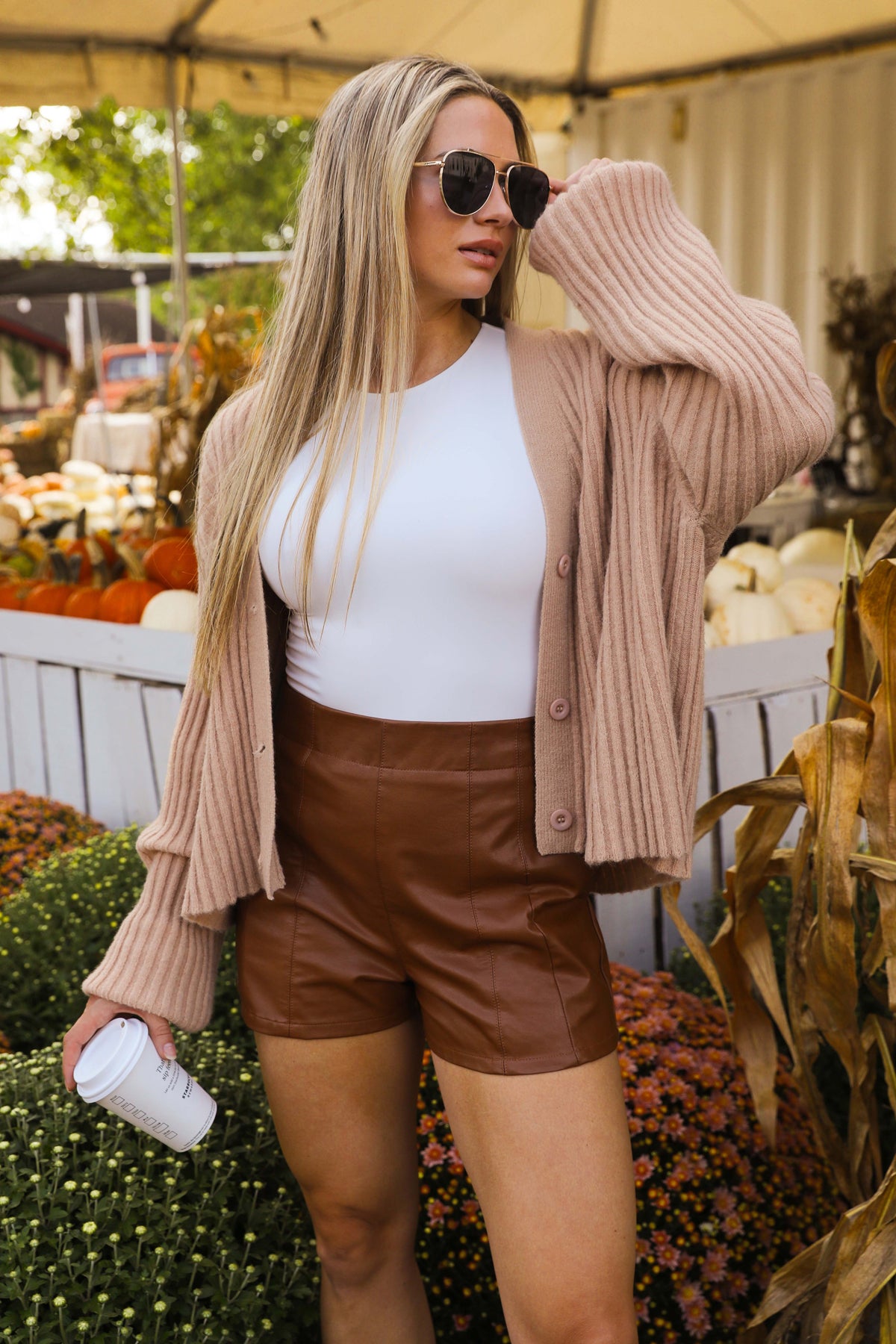 brown shorts outfit ideas