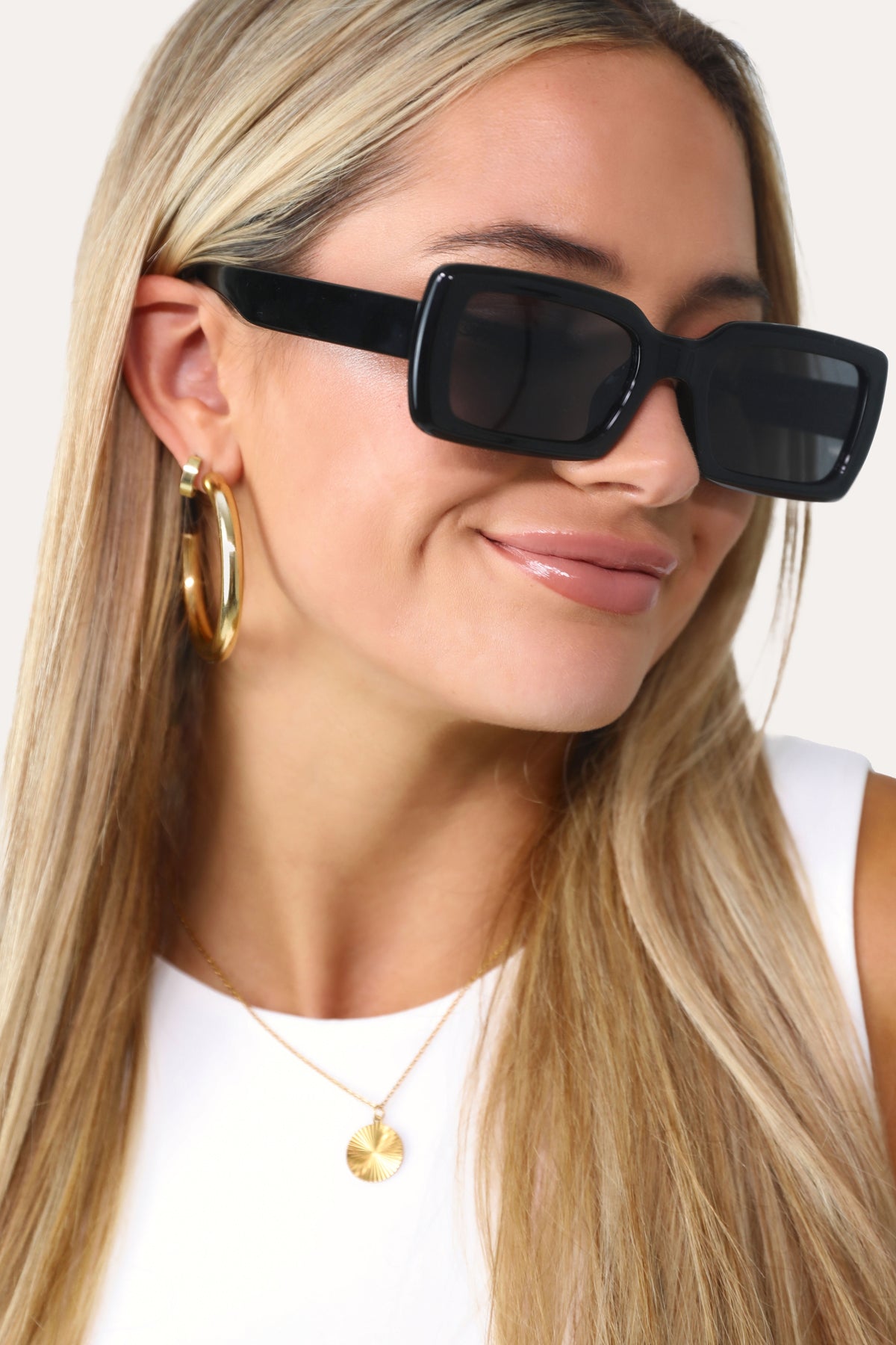 Model wearing The Ali black square sunglasses.