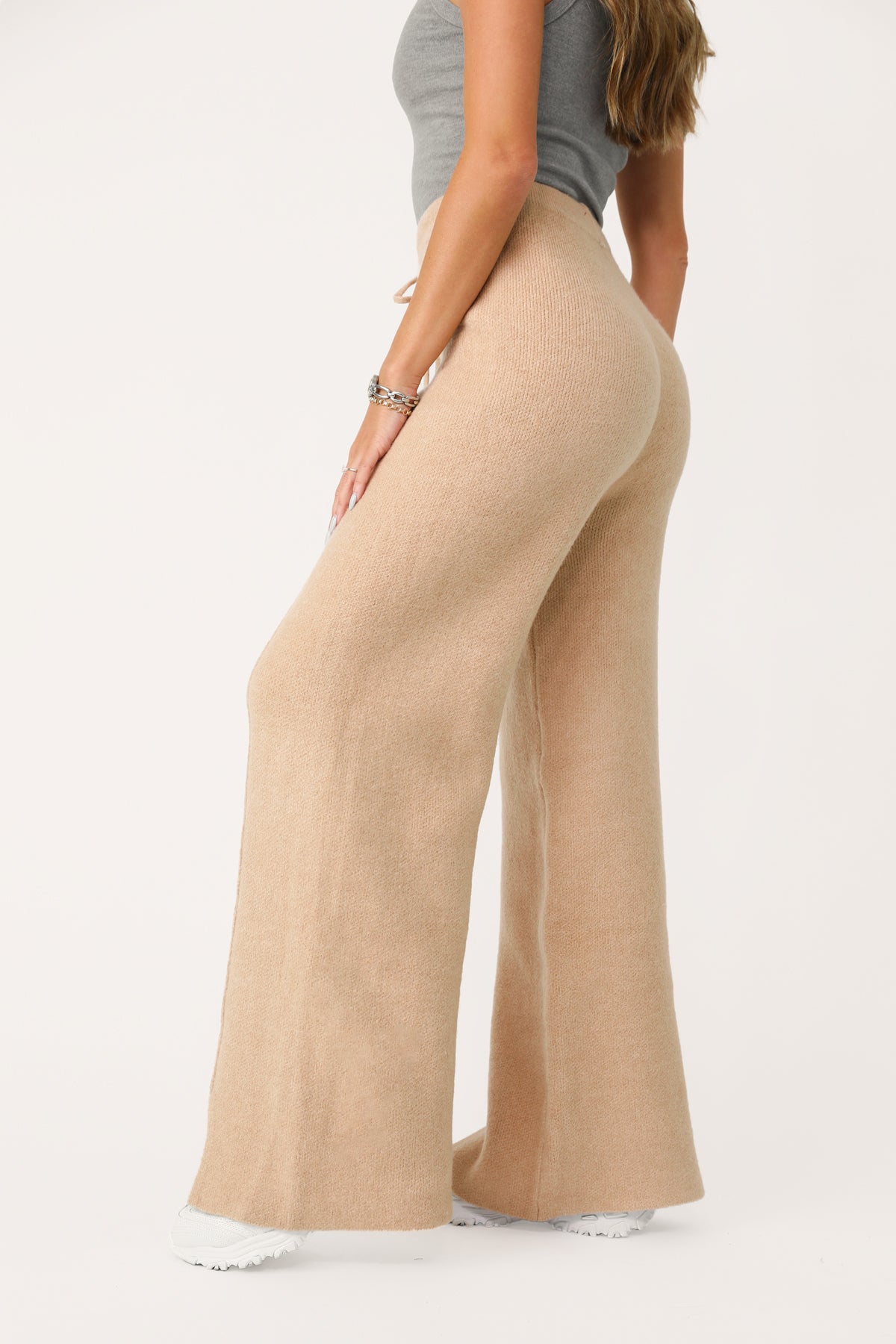 MODEL WEARING THE OATMEAL SWEATER PANT